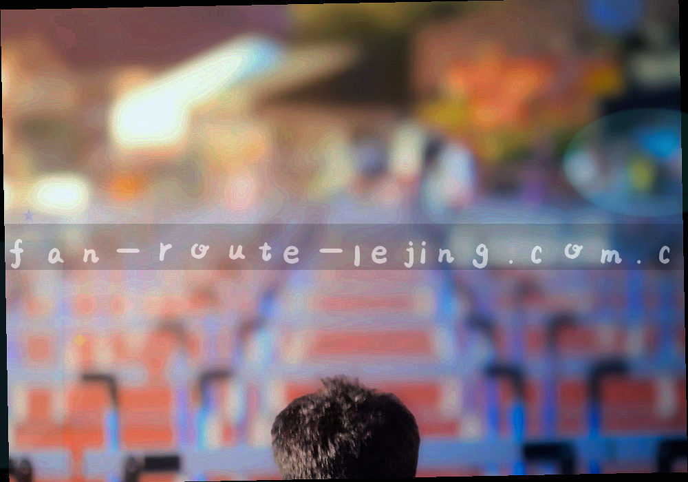 深绿底上的手绘赛程日历，轮次标记与路线箭头沿对角线排列